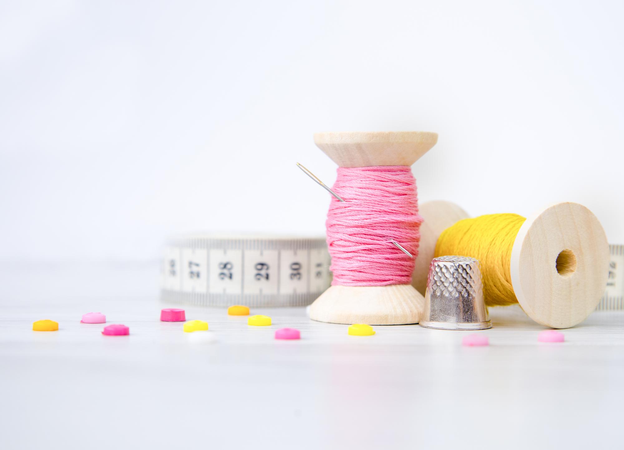 Atelier con strumenti di ricamo e filati disposti ordinatamente
